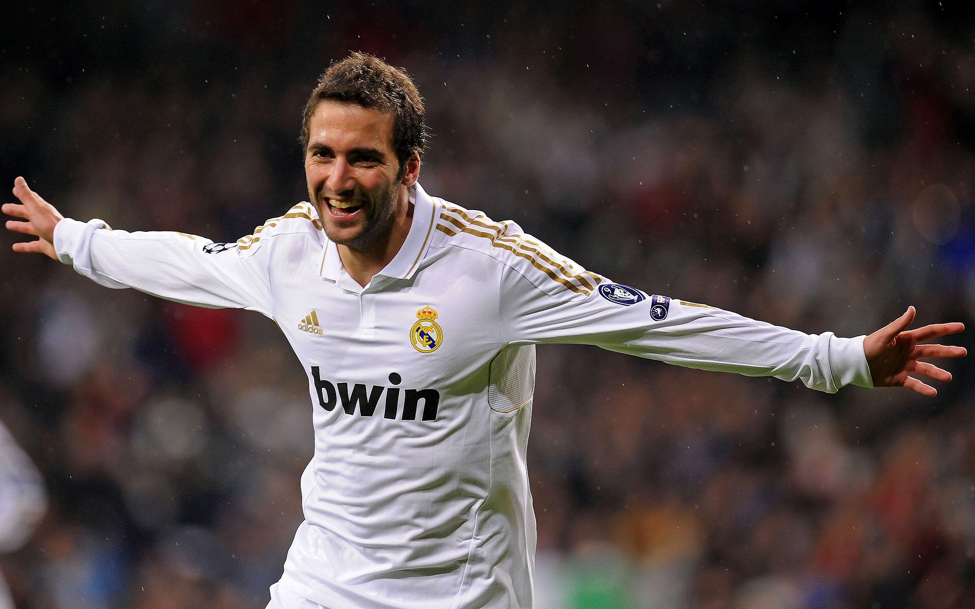 赛道上的绝对统治，佩雷兹驾驶红牛轻取法拉利，展现王者风范